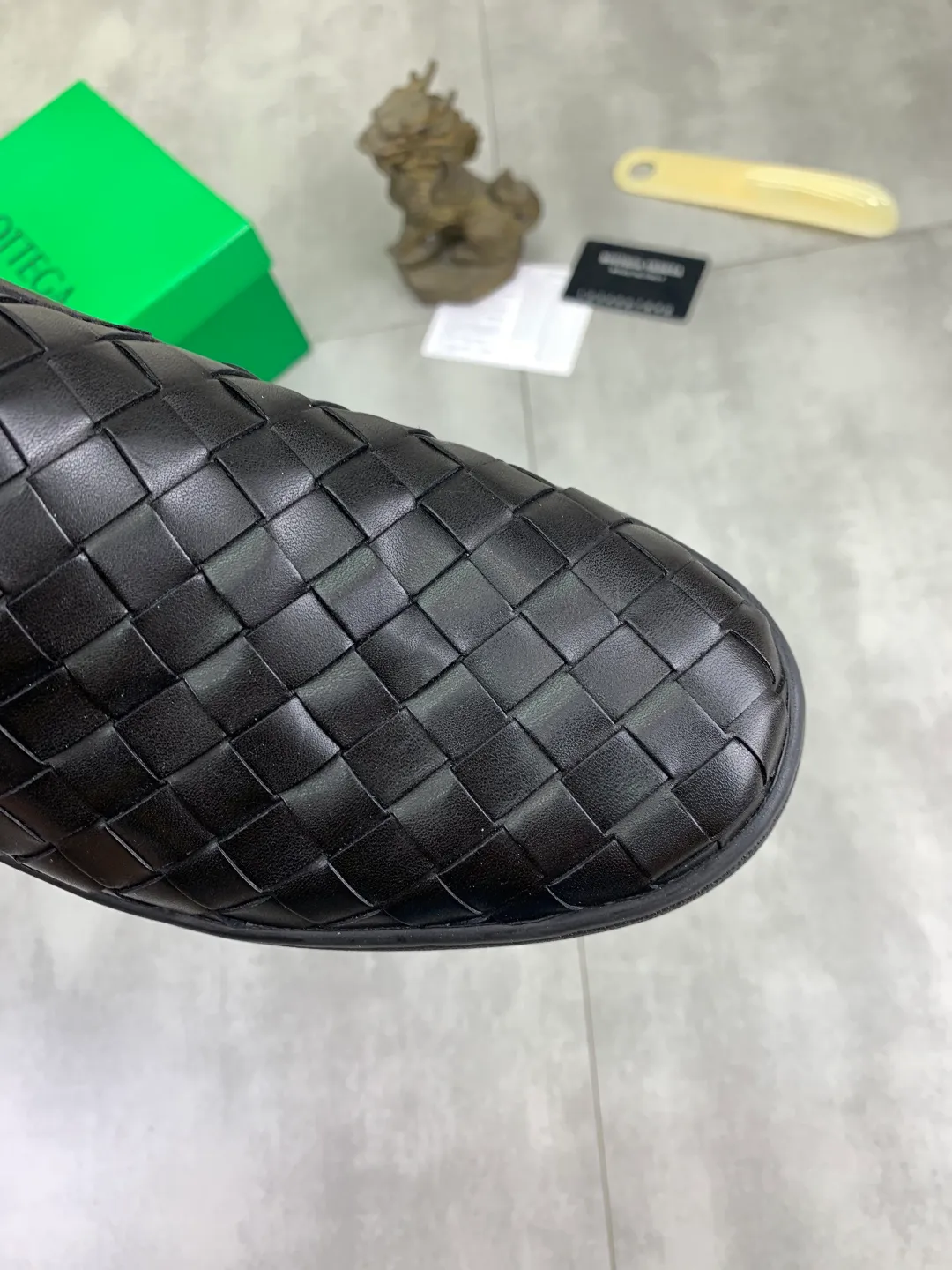 Men's shoes 💰P520 [New model] Water-dyed cow leather 💰High-quality business casual shoes 💎💎💎 BOTTEGA VENETA official website synchronizes the latest top version of BV in the market, accepts material comparison, shoe type comparison, process comparison, practical and textured, versatile and suitable for any occasion, the more you look at it, the more flavorful it becomes. Pure hand-woven craftsmanship - Upper material, hand-woven calfskin imported from Italy 🇮🇹 - High-quality water-dyed cowhide lining - Original private model customized outsole -Size: 39-45 Color: black or brown optional